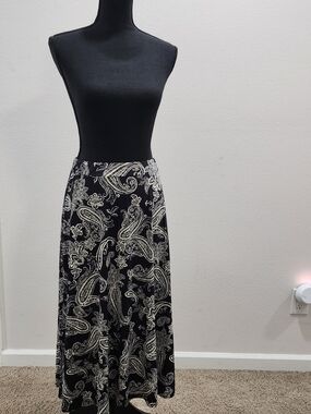 J Lee Black Maxi Skirt with White Paisley Pattern